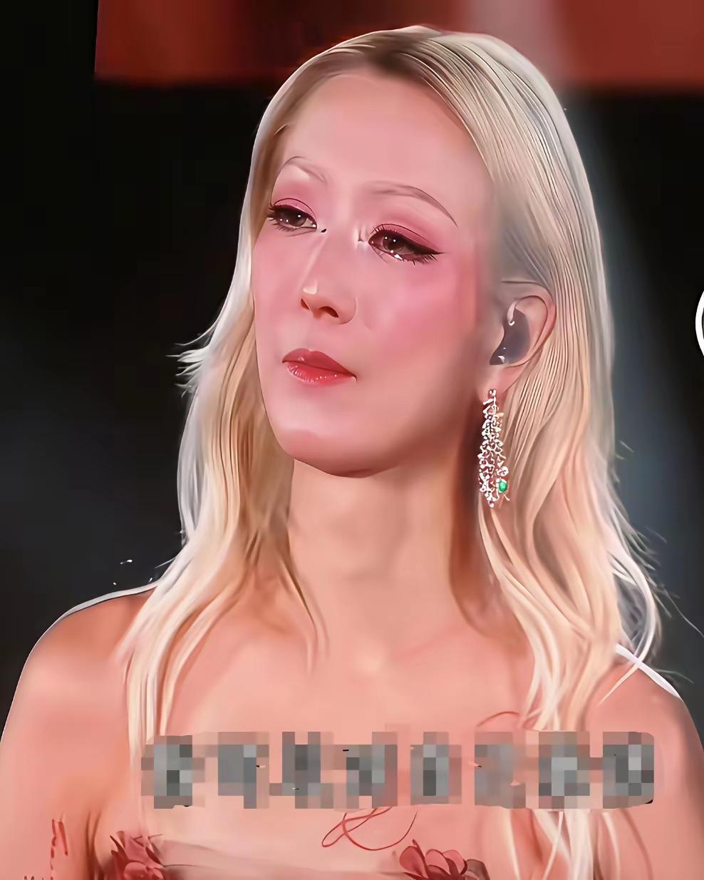 刷到郑秀文和许志安的旧闻，突然懂了那种“明知道不值却放不下”的感觉。你有没