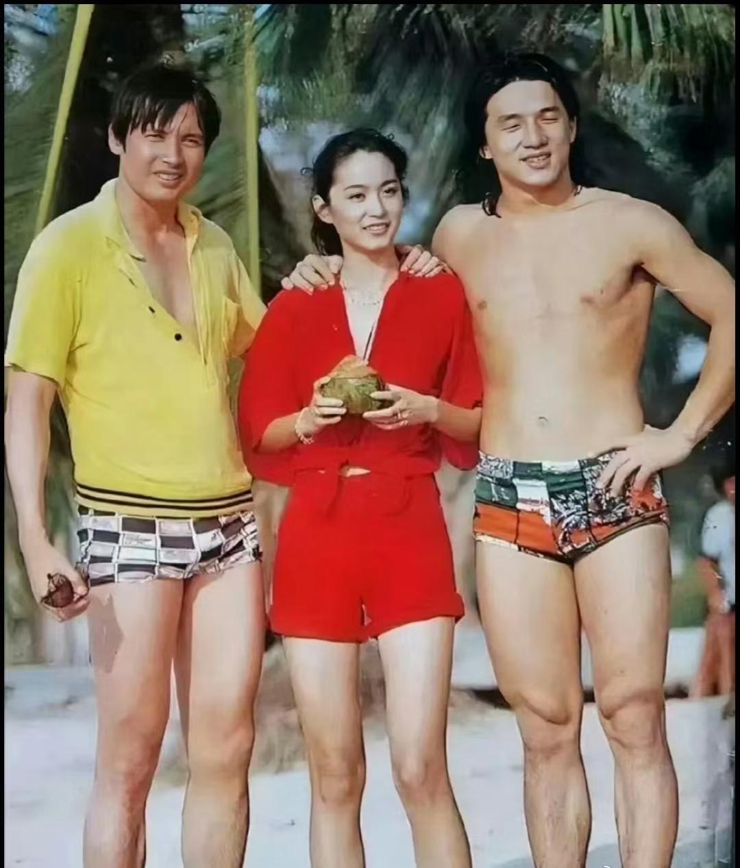 【珍贵照片】      1978年，香港，成龙与林青霞的合影。当时成龙...