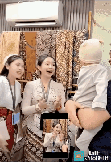 这么小的娃，面对这么漂亮的美女，看得是目不转睛，连口水都流出来了。这个美女也很