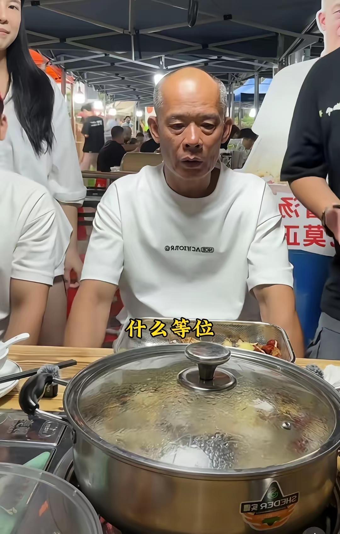 莫氏鸡煲老莫越来越不对劲了。老莫之前明明说，自己不带货、不搞直播，结果转头就上