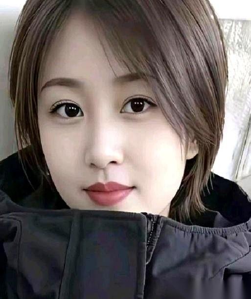 很多人都想看清老婆和情人的区别，其实全在一通电话里。男人和老婆在家，沙发上陷着