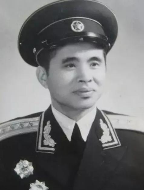 1941年，新四军大队长蒋天然率部驻扎在一个寺庙中，晚上，蒋天然起夜，突然听到住