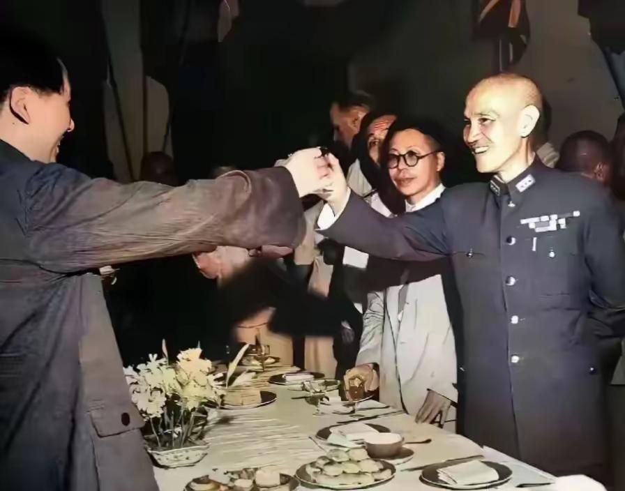 当年重庆谈判，毛主席虽不擅酒，但照样与蒋介石对饮；毛主席虽好抽烟，但与戒了烟的蒋