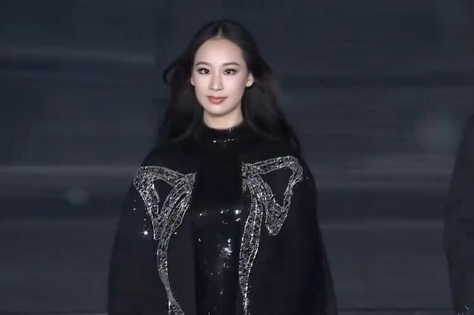 #赵文卓带着女儿一起走秀#我看到了另外一个词条，赵文卓的女儿，远看以为