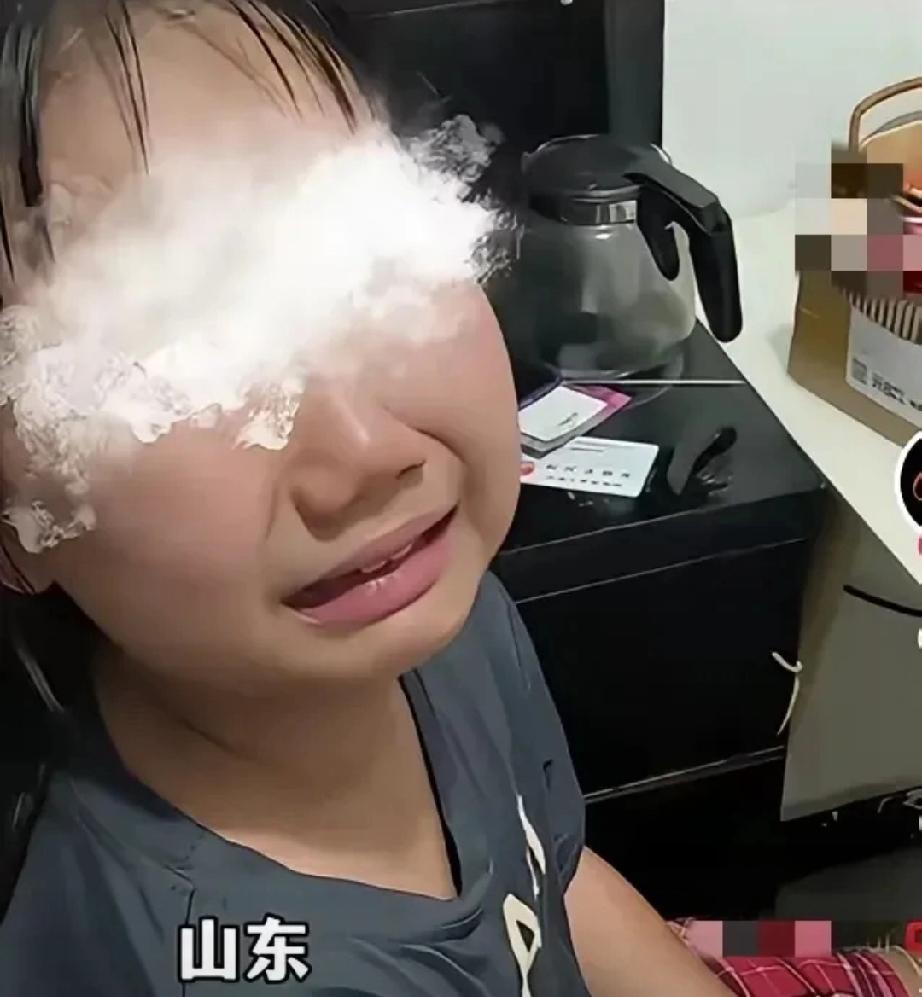 一位单亲妈妈离婚四年，独自带着女儿租房生活。三年前，她认识了一个男人，本以为能开