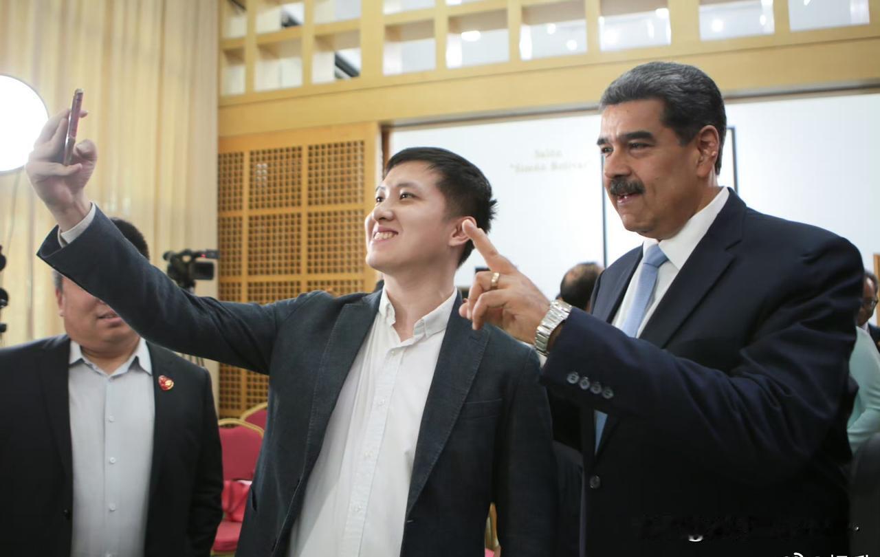 邪门了？世界变化太快了！昨天马杜罗还在开会见面拍照，今天就被美国给领走了，难道是