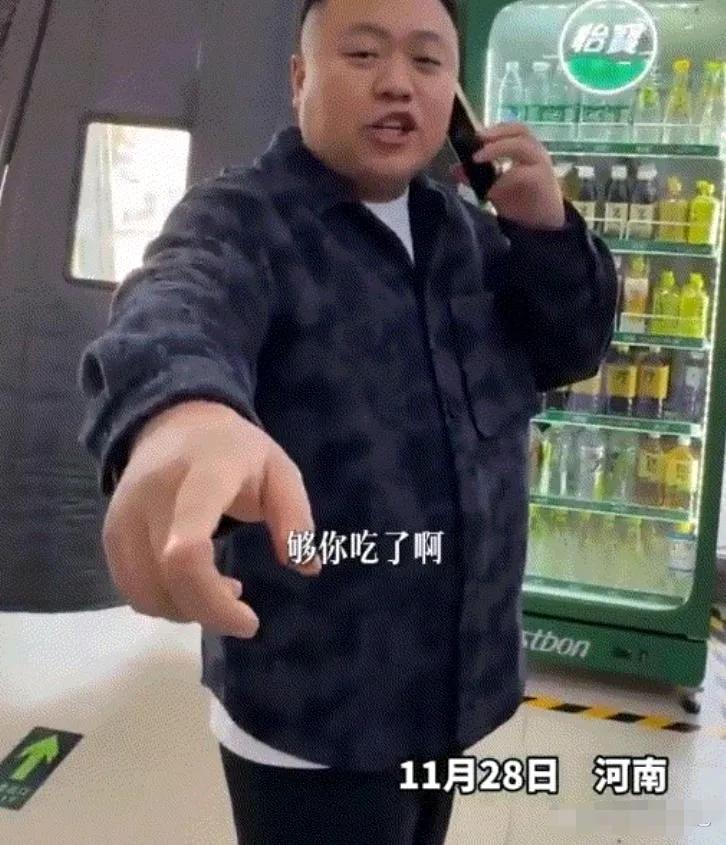 破防了！河南大学生饭卡余额告急，父亲充完钱转身就走，查询时全宿舍炸了谁懂啊