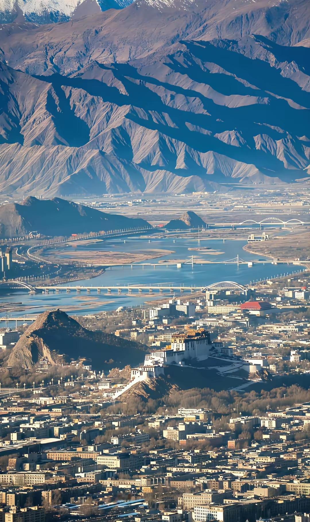 看了拉萨的鸟瞰图，才知道布达拉宫原来是建在一个小土丘上。拉萨好像也没一栋高楼，像