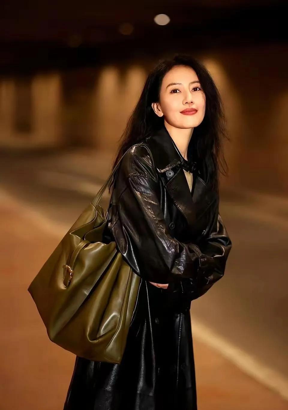 救命！高圆圆这是吃了什么防腐剂？46岁还能这么美！😱黑色皮大衣一穿，直接