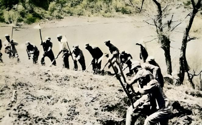 1940年的一天，朱德在延安赶集，他看到集市上都是卖破旧家什、农具、牲畜的人，朱