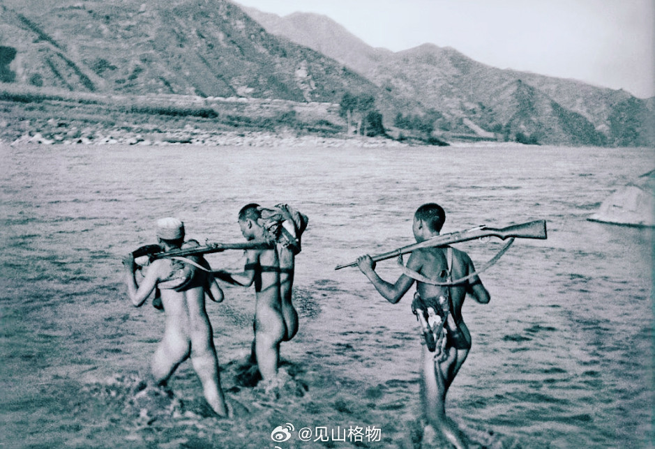 1939年，易县。见山老照片八路军泅渡拒马河，准备袭击紫荆关的鬼子。新华社记