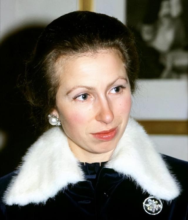 英国安妮公主比查尔斯国王更像菲利普亲王。如今所有人的目光都聚焦在即位的查尔斯