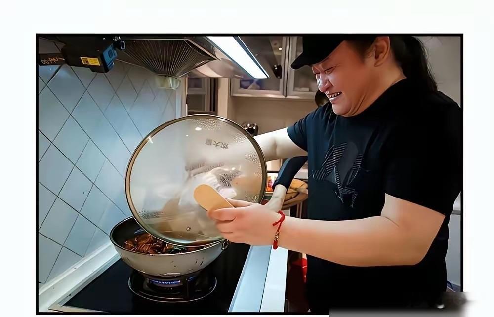 刘欢家里没请过保姆，但一年摆一次八十多人的流水席。吉克隽逸、袁娅维、赵雷，全是座上客。他亲自下厨做红