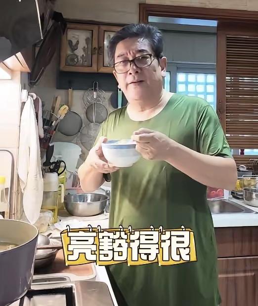 水均益感觉没有大家以为的那么有钱了，国庆在家里厨房忙碌，感觉只可以同时有两个人站