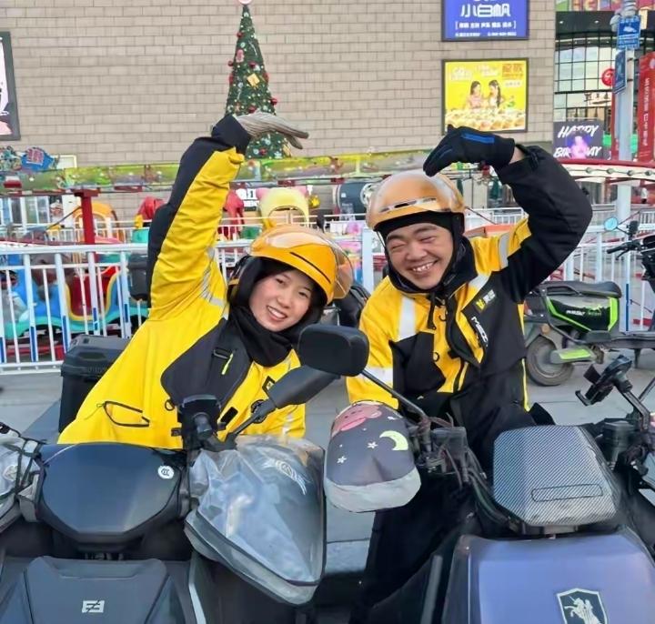 最近青岛这对95后外卖小夫妻真的看哭了。曾经创业开物流站，一口气投进去30万，最