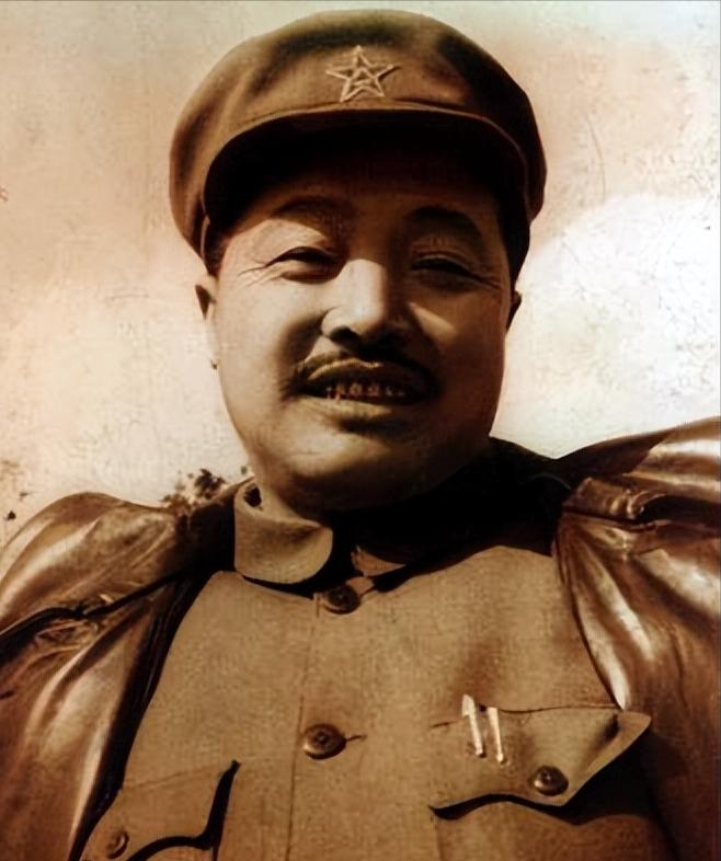 1954年，国务院开会，一位副总理端起茶杯，却发现杯子里是白开水。左边的李富