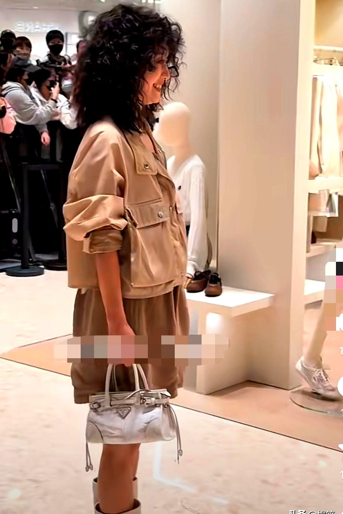 马伊琍这新发型，真是绝了！上海普拉达活动，49岁的马伊琍顶着一头爆炸小卷发出