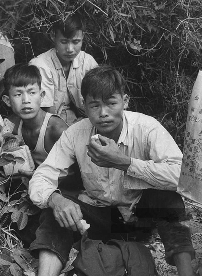 1958年11月15日下午，广东宝安沙头角镇。两个男人刚在镇上小学转了一圈，又进