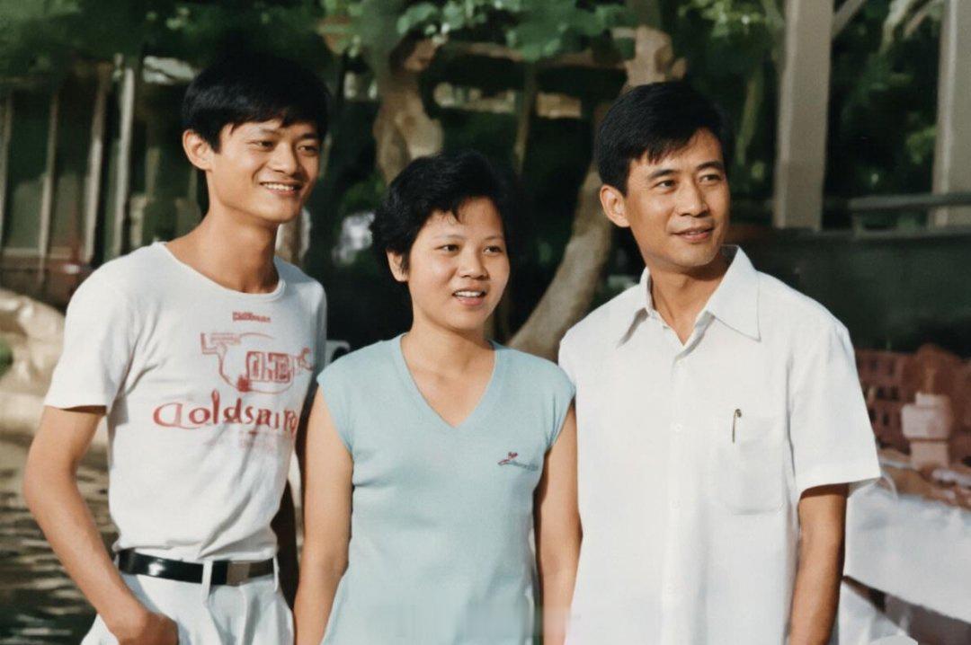 1986年，马云和父母的合影。