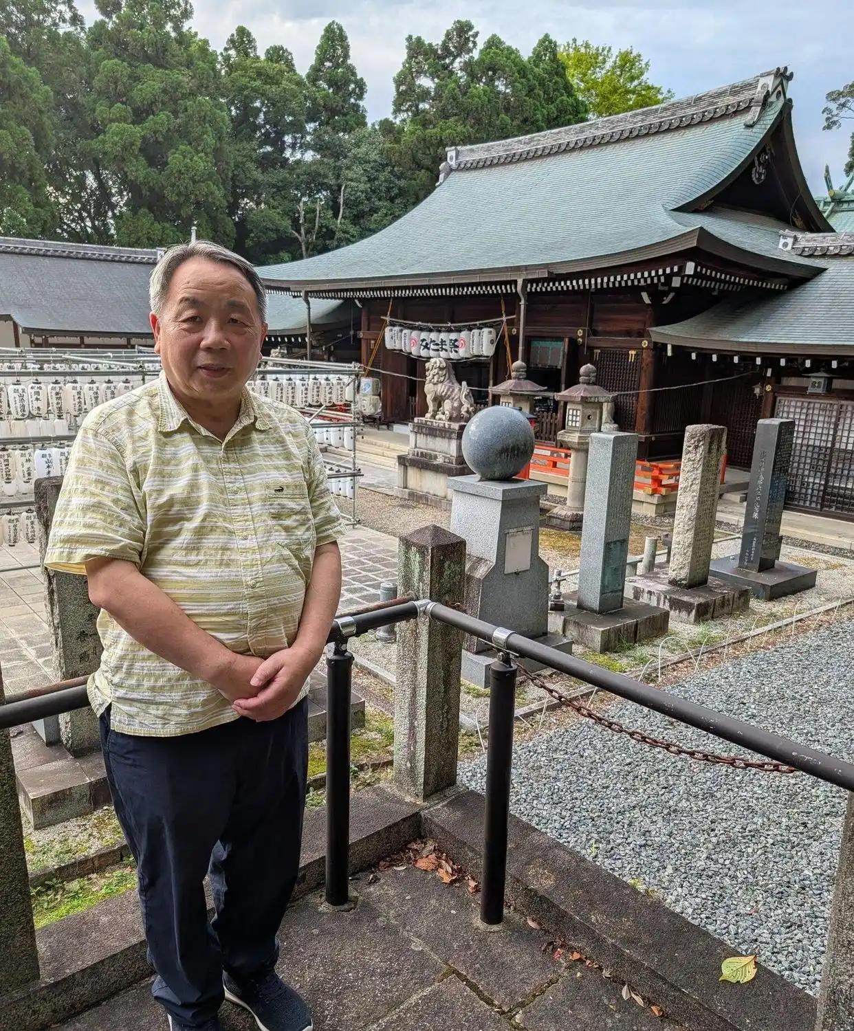 石平这次又闹出笑话了，和几名日本人站在一起合影，正常来说，大家站好微笑拍张照也就