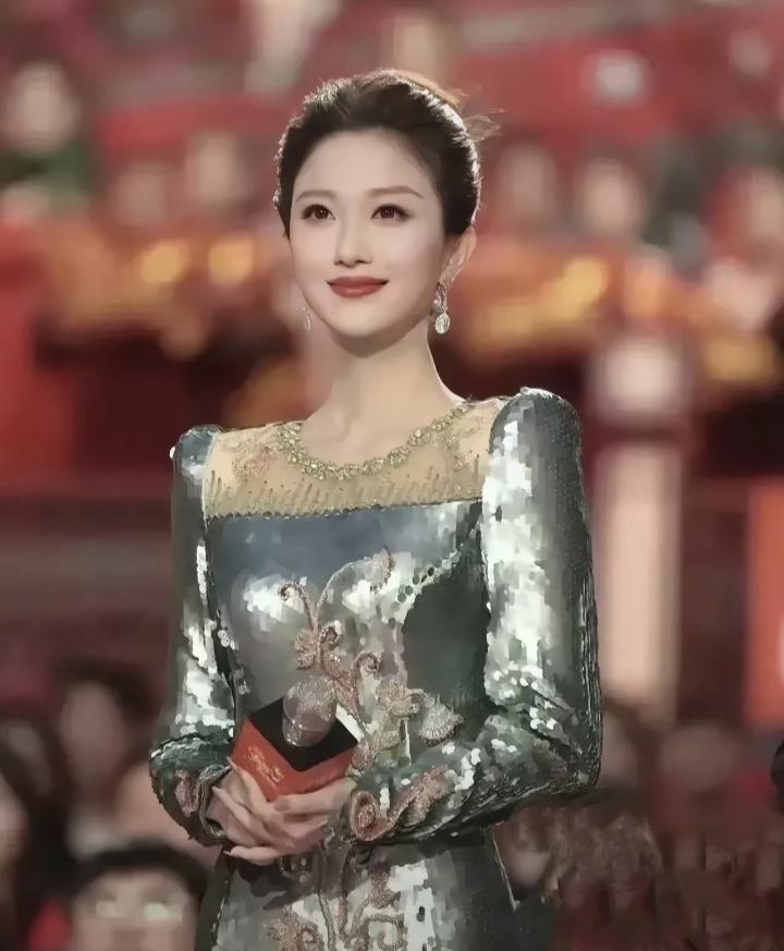 央视最美女主持人出现了，比当年的周涛还美，比董卿有气质、有才华，最优秀的央视一姐