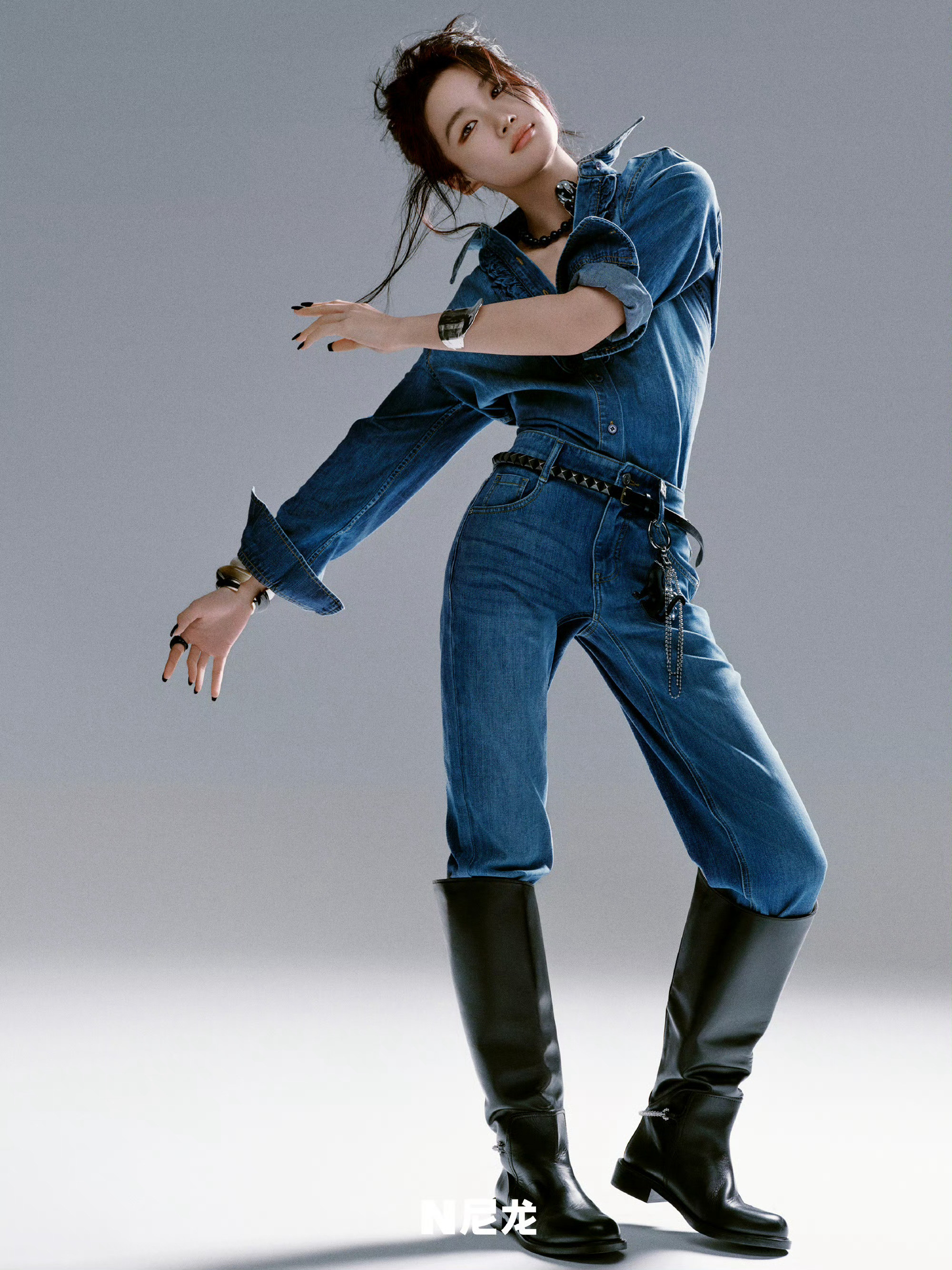 卢昱晓《NYLON尼龙》2026年1月开年刊封面摄影：小刚造型：July.Z