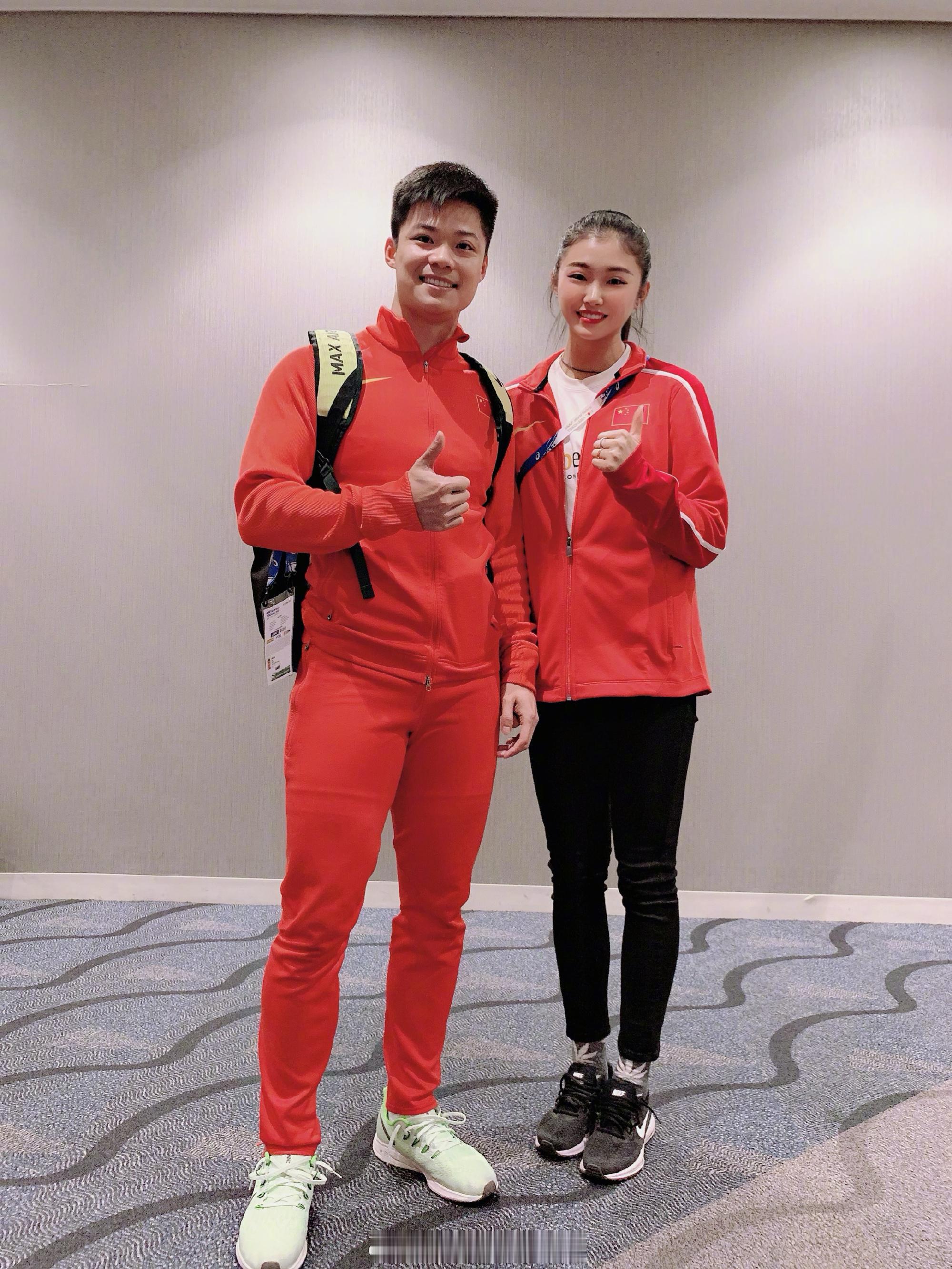 吴艳妮祝福苏炳添吴艳妮曾鼓起勇气找苏炳添合影发博祝福：添哥退役了，但不会离开