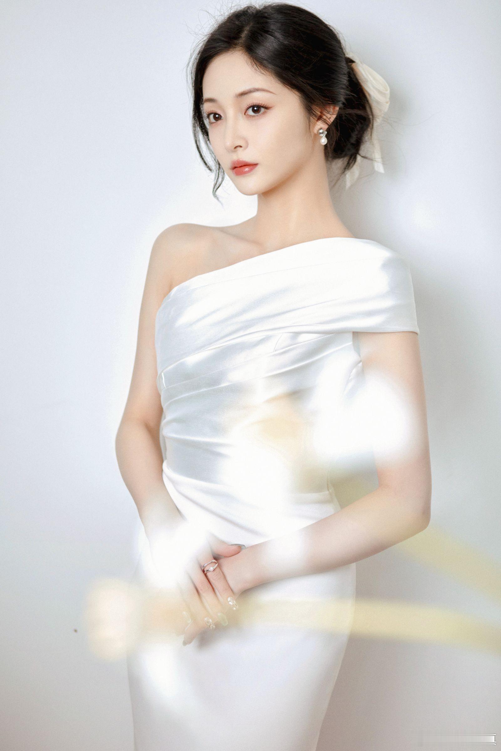 周洁琼静享午后时刻素雅轻盈（上）