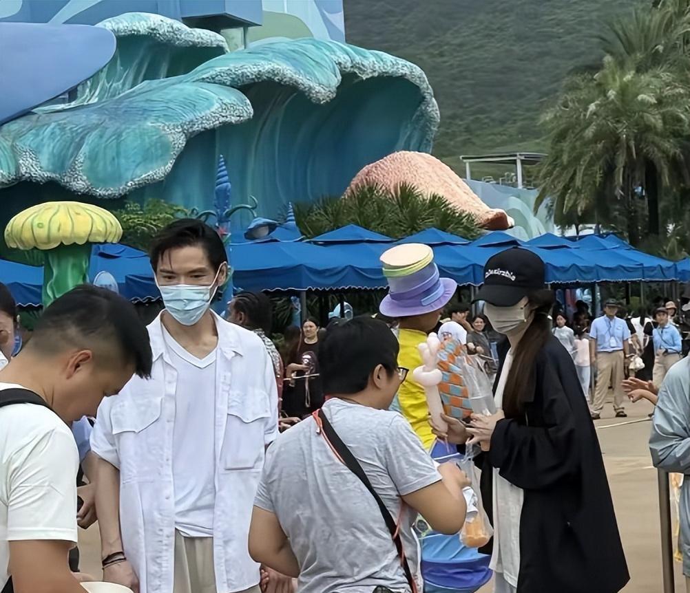 向佐一家六口现身珠海长隆！向华强精神矍铄，向佐红火发展不忘陪伴家人！近日，