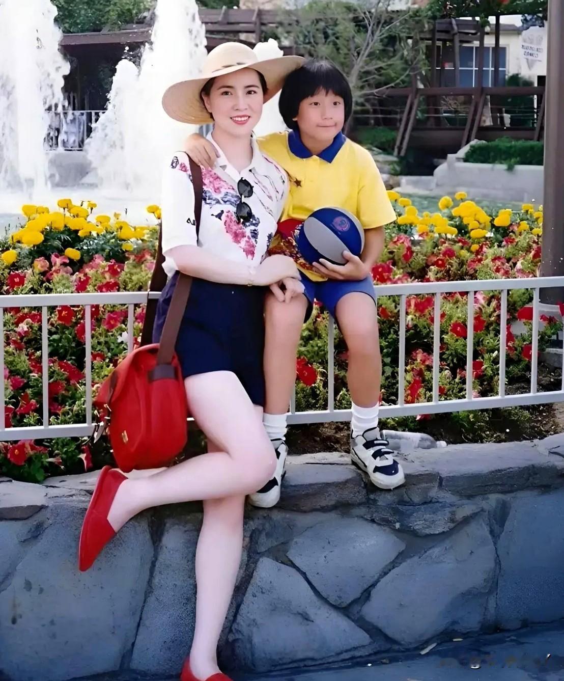 这是成龙大哥的妻子林凤娇带着儿子房祖名游玩时的一张合影老照片，拍摄于1992年的