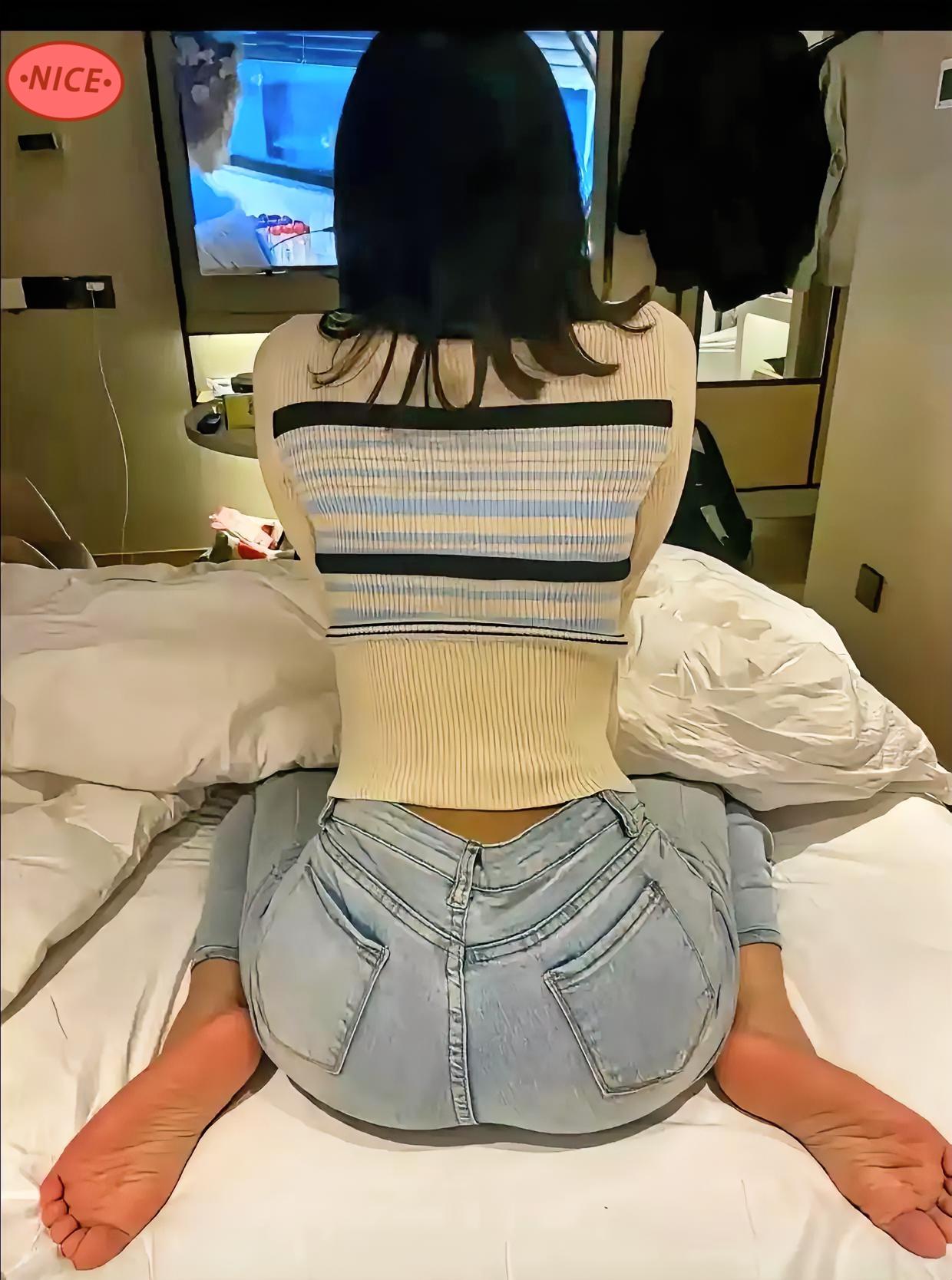 据说这样的姿势只有女人能做到，男人根本办不到姿势太酷了顶级姿势