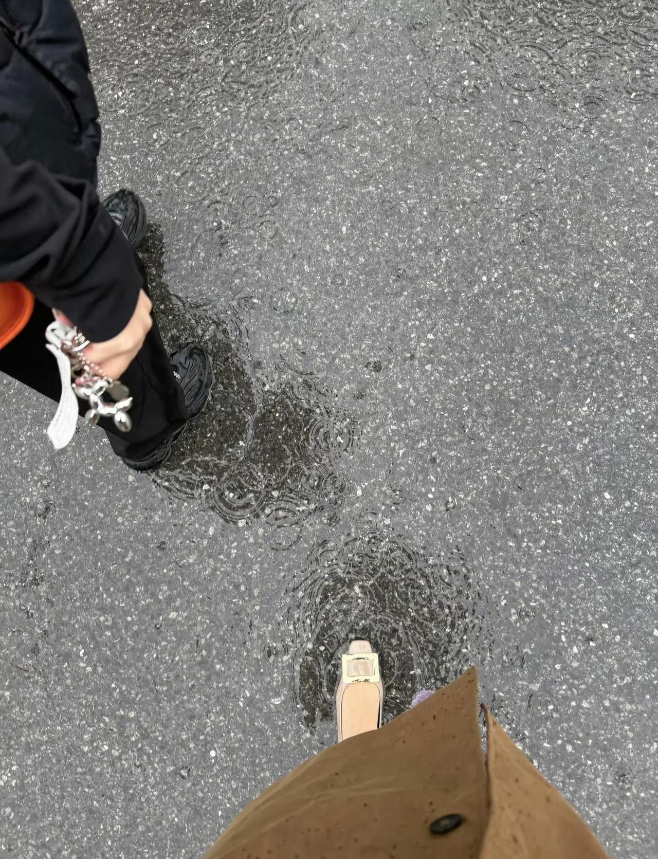520能取消吗？我每年都没有参与感尖头鞋的魅力今日出街公式雨中高跟鞋鞋子湿