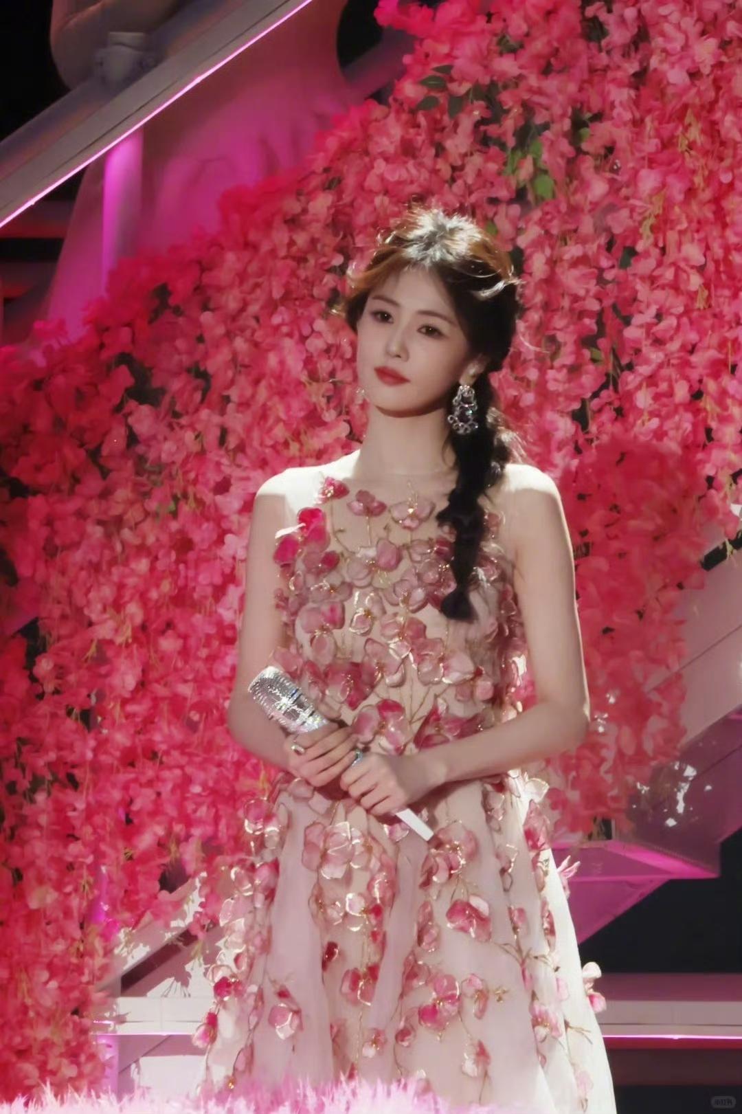 浙江跨晚造型流出？白鹿李青月造型幻视，粉丝集体蹲守跨年舞台“啊啊啊啊啊浙江