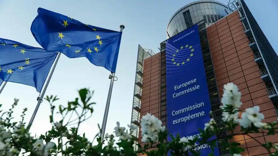 还有十个月，全球智能手机市场将迎来一场史无前例的大地震！根据欧盟最新的法规，再过