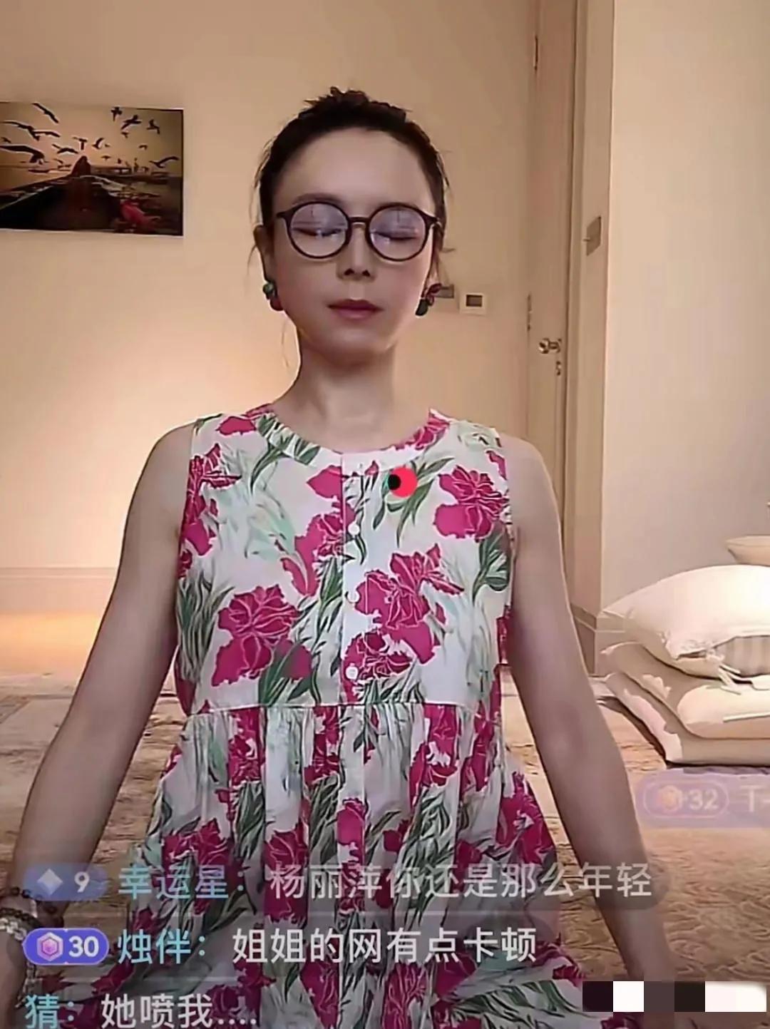 瞧，身着花色衣裙的张静初直播时就这么闭着眼睛坐着，也不与网友互动，真不明白网友在