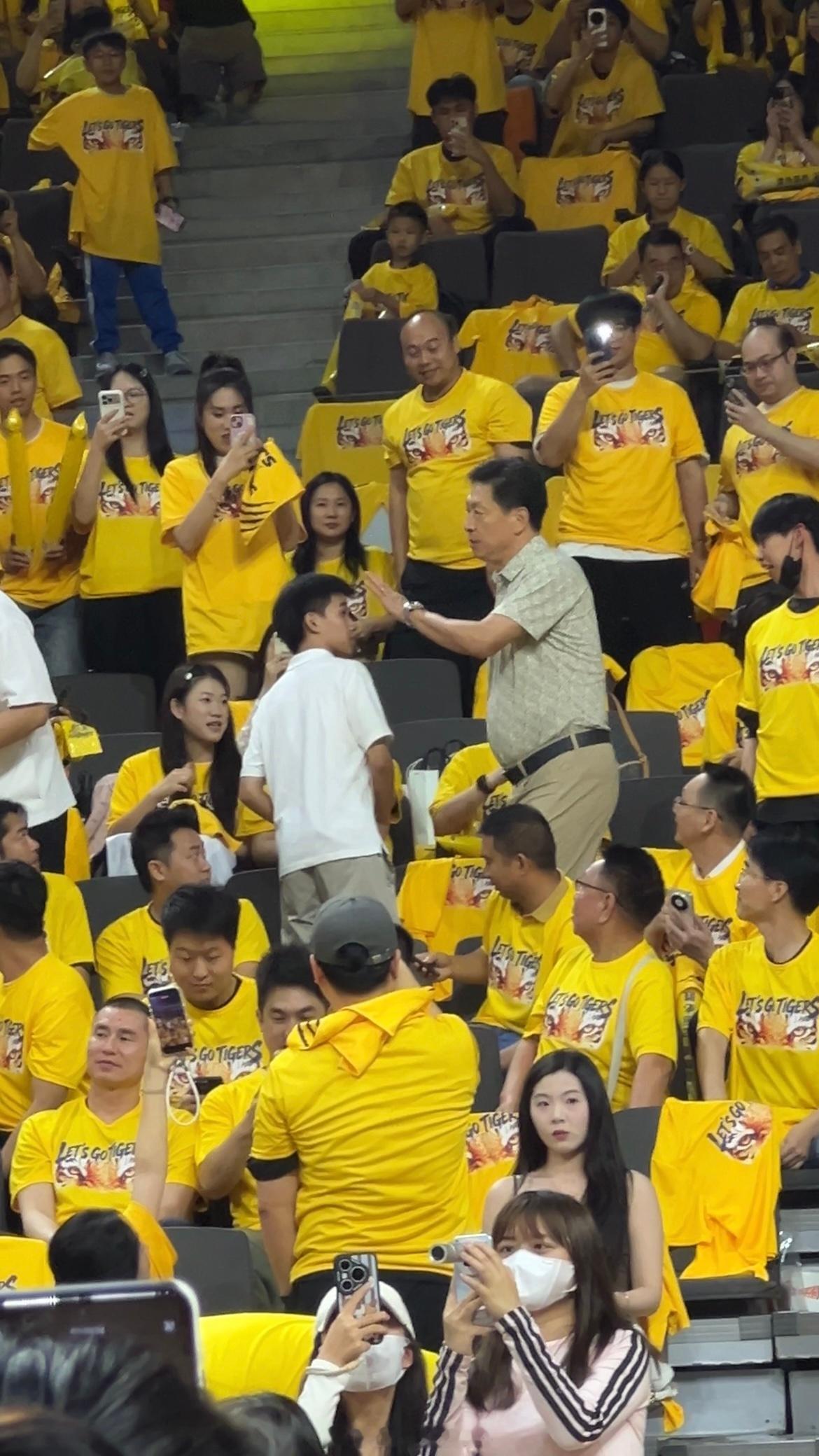 李春江指导也来观看G2比赛了在宏远这人气还是杠杠的cba季后赛广东宏远东莞·东