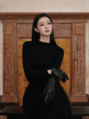 王楚然黑天鹅这个黑天鹅形象简直美得让人无法移开眼！王楚然的全黑穿搭，搭配黑皮