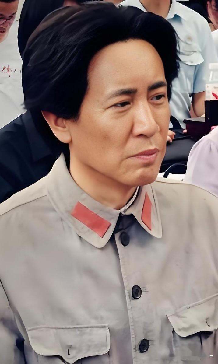 连看两集《伟大的长征》，于和伟演的伟人并非胜在形似，明明长相并不符合却愣