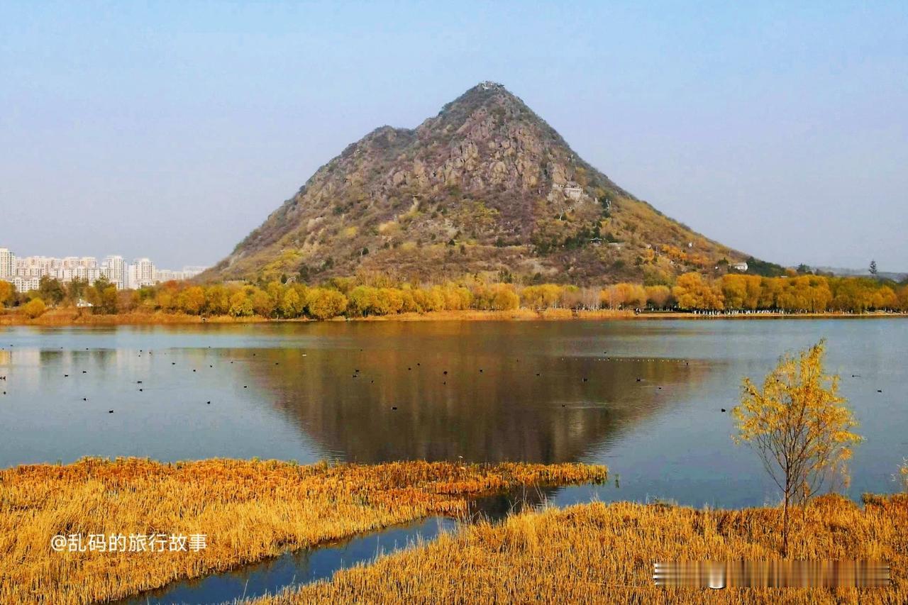 如果你想在济南找一个有山有水的地方，华山是你的首选。济南华山，古称华不注山，海拔