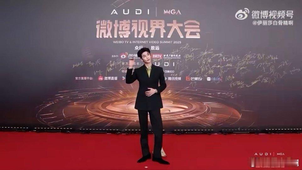 杨迪演我看张凌赫红毯杨迪精准拿捏我看张凌赫红毯的花痴脸，他长腿迈步的瞬间，气场