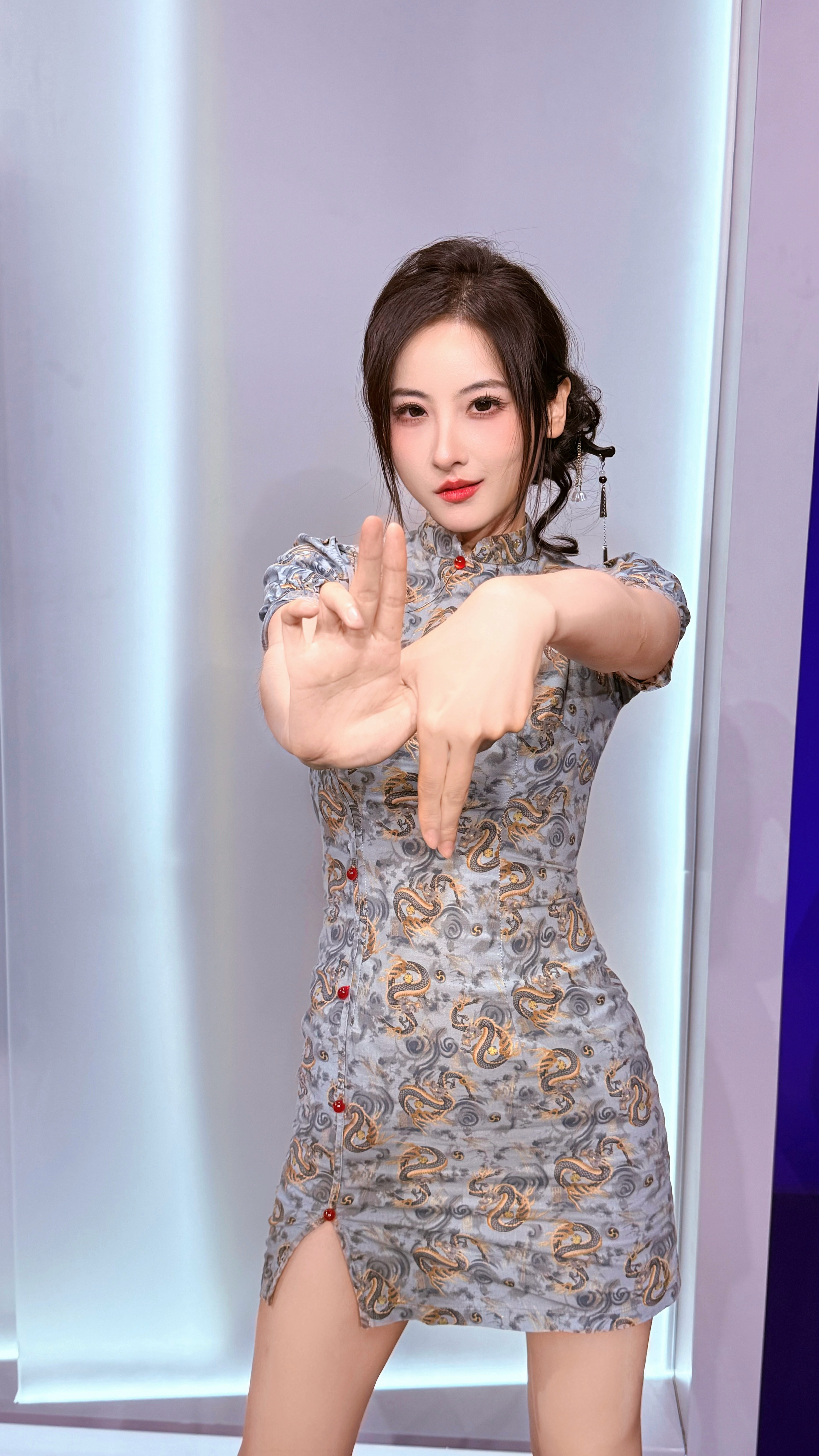 解说鼓鼓旗袍大长腿