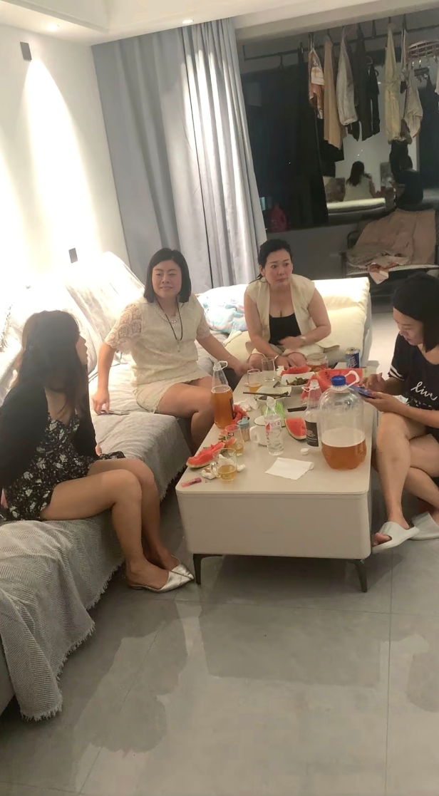 我妈和她的闺蜜们有在家里拉起呱来了