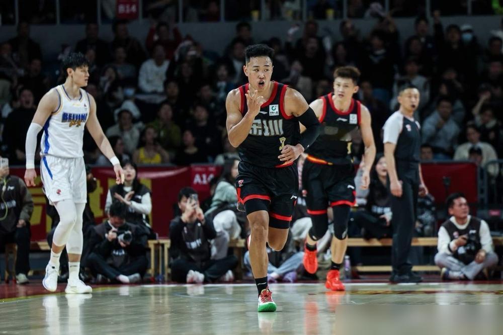 山西队这日子真没法过了，焦海龙那可是膝盖软骨直接干碎。场均效率高得离谱的内线