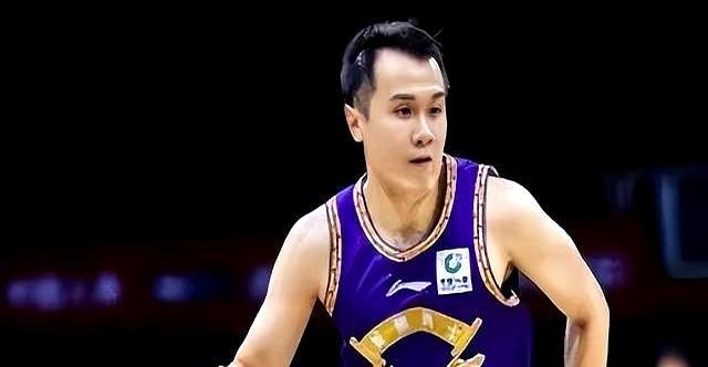 效力八年的功勋老将，怎么就走到了这一步？北控男篮本赛季没能闯进季后赛，纸面实