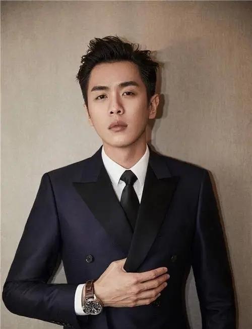 1990年，张若昀才两岁父母就离婚了，抚养权在父亲手里，母亲舍不得儿子，就想偷偷