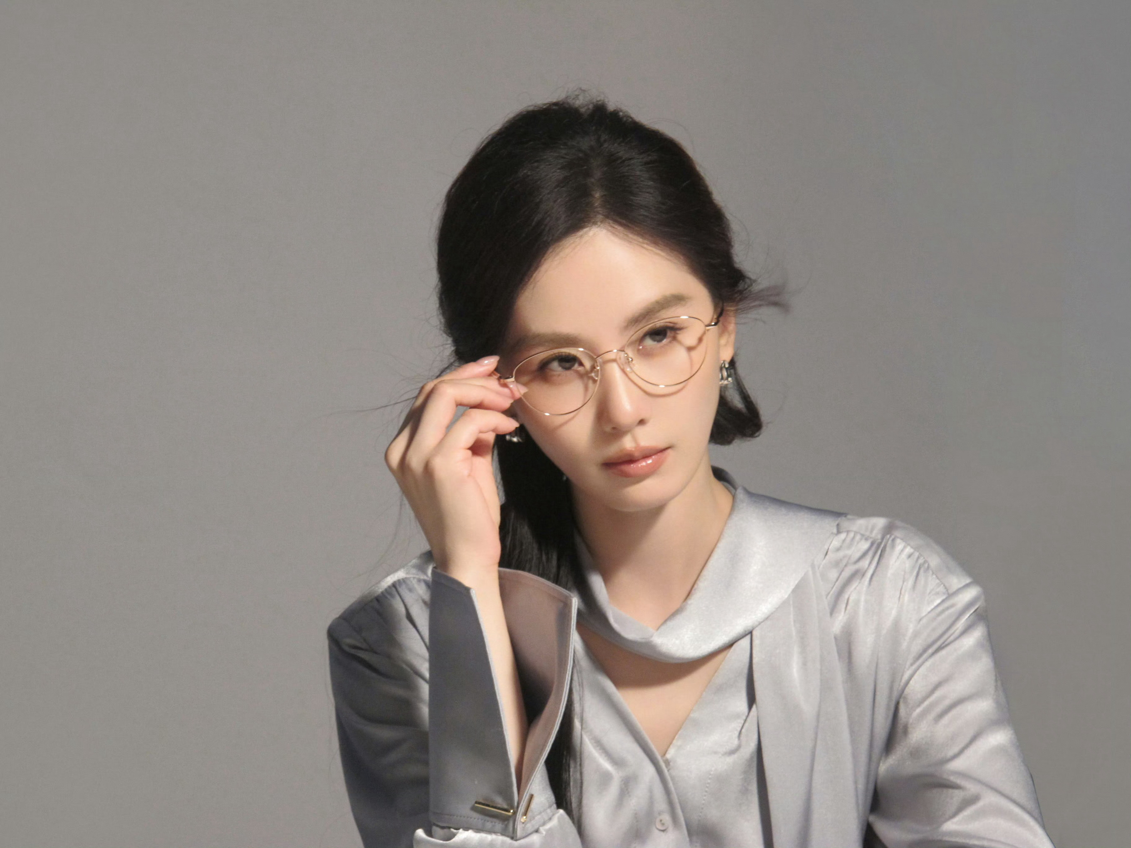 谁能拒绝刘诗诗的眼镜杀！清冷系美人的飒爽打开方式！帅到没朋友系列！