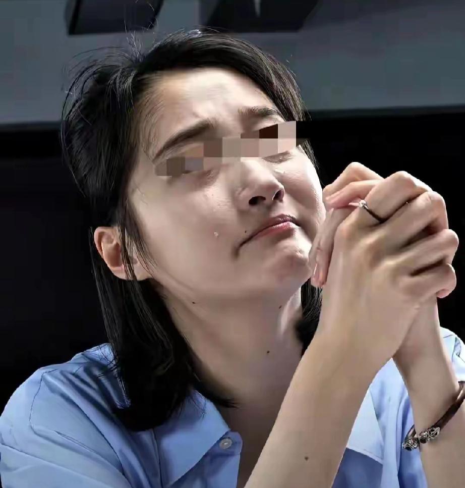 我伺候亲妈10年，她走后给我10万，给弟弟1套房，我去银行取款，柜员低声说，您看