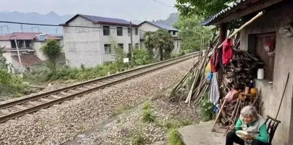 火车穿村致19人身亡，铁路部门称已在推进防护栏建设！网友：早干嘛去了？