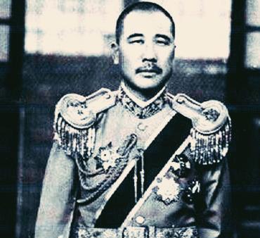 1922年，一张牌桌上，张宗昌赢走了一个俄国武官的全部身家，然后指着他身边的金发