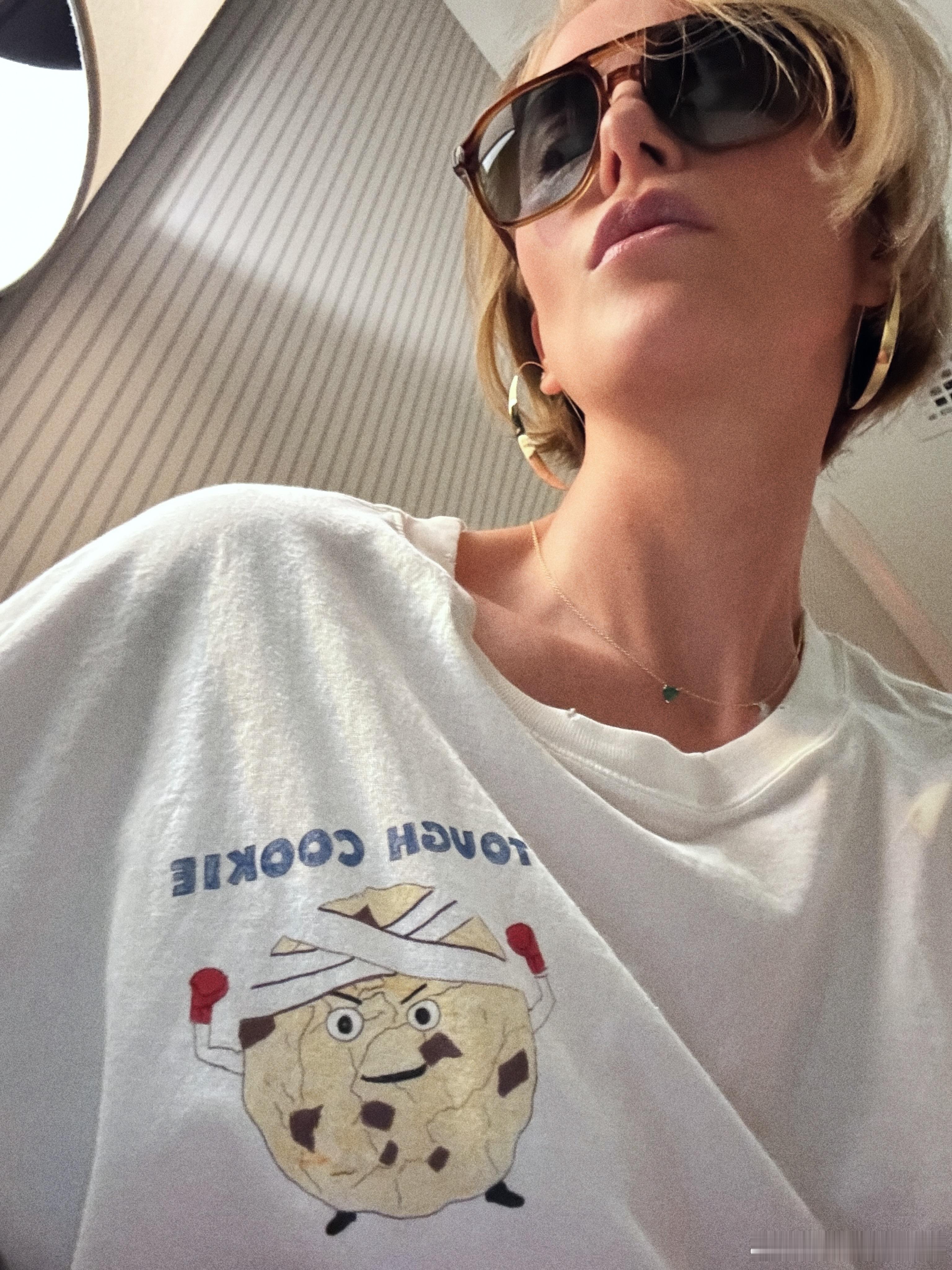 CharlizeTheron查理兹塞隆晒新自拍，回到纽约准备继续《奥德赛》的宣